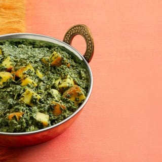 Spinach dip (Saag)with naan